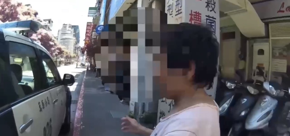 員警見婦人語焉不詳,協助婦人返回派出所休息。(圖/記者 趙靜姸翻攝)