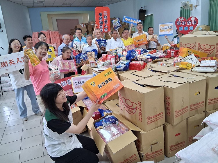▲天人宮濟公師父不忍受扶家庭辛苦,百萬物資助雲林家扶點亮希望之光。(記者劉春生攝)
