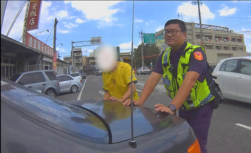 ▲拋錨車卡路中險象環生，虎警即刻救援「推」動道路安全。(記者劉春生攝)