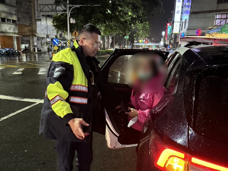 ▲婦人參加友人邀宴，返家時因不熟悉環境，加上大雨影響視線而找不著機車。