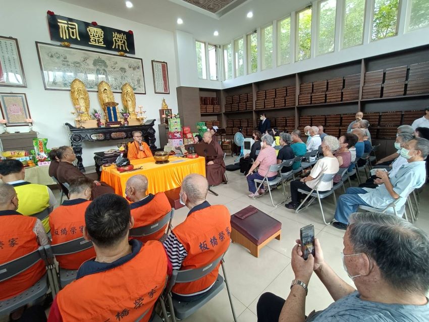 板橋榮家中元祭祀超渡亡靈法會 莊嚴肅穆冥陽兩利 1 《圖說》板橋榮家舉辦中元祭祀超渡亡靈法會。〈板橋榮家提供〉