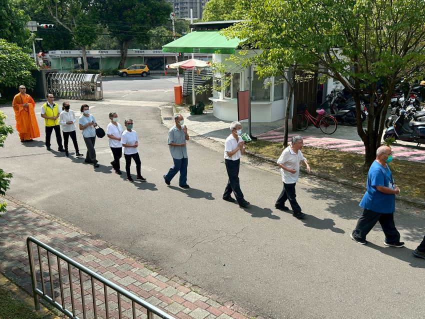 板橋榮家中元祭祀超渡亡靈法會 莊嚴肅穆冥陽兩利 3 《圖說》板橋榮家舉辦中元祭祀超渡亡靈法會於家區繞念祈福。〈板橋榮家提供〉