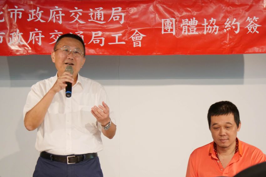 勞資攜手打造幸福職場 新北交通局續簽團體協約 3 《圖說金肇安表示新增「年終工作獎金發給規定」條款,保障員工均比照行政院規定發放年終工作獎金。〈交通局提供〉