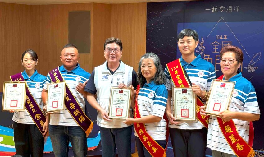 多元新北特色 全國漁民節9/12淡水漁人碼頭登場 1 《圖說》新北市副市長劉和然為5位卓越漁民頒發感謝狀,感謝漁民對漁業發展之貢獻。〈漁業處提供〉