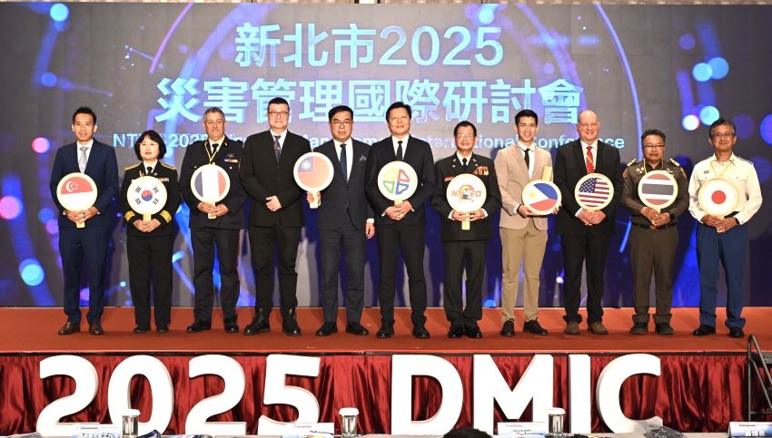 新北強化智慧城市防災力 攜手七國建構最佳治理 1 《圖說》2025年新北市災害管理國際研討會新北市與7國代表合照。〈消防局提供〉