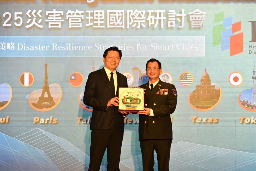新北強化智慧城市防災力 攜手七國建構最佳治理 3 《圖說》2025年新北市災害管理國際研討會新北市副市長朱惕之頒發講座紀念品,右為新北市消防局長陳崇岳。〈消防局提供〉