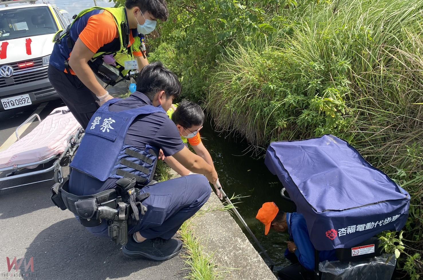 96歲老翁連人帶車跌水溝 員警與警消合力急救脫險 - https://www.watchmedia01.com