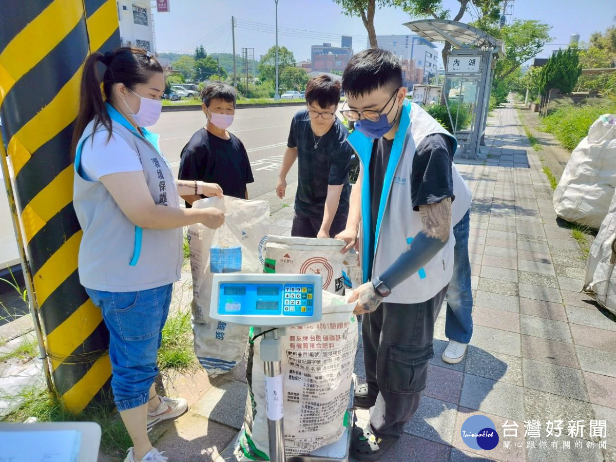 民眾參與農藥能量飲空瓶回收活動資料照。