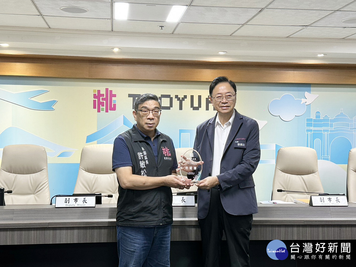桃市桃園區公所強迫入學績效卓越，許敏松區長接受張善政市長表揚