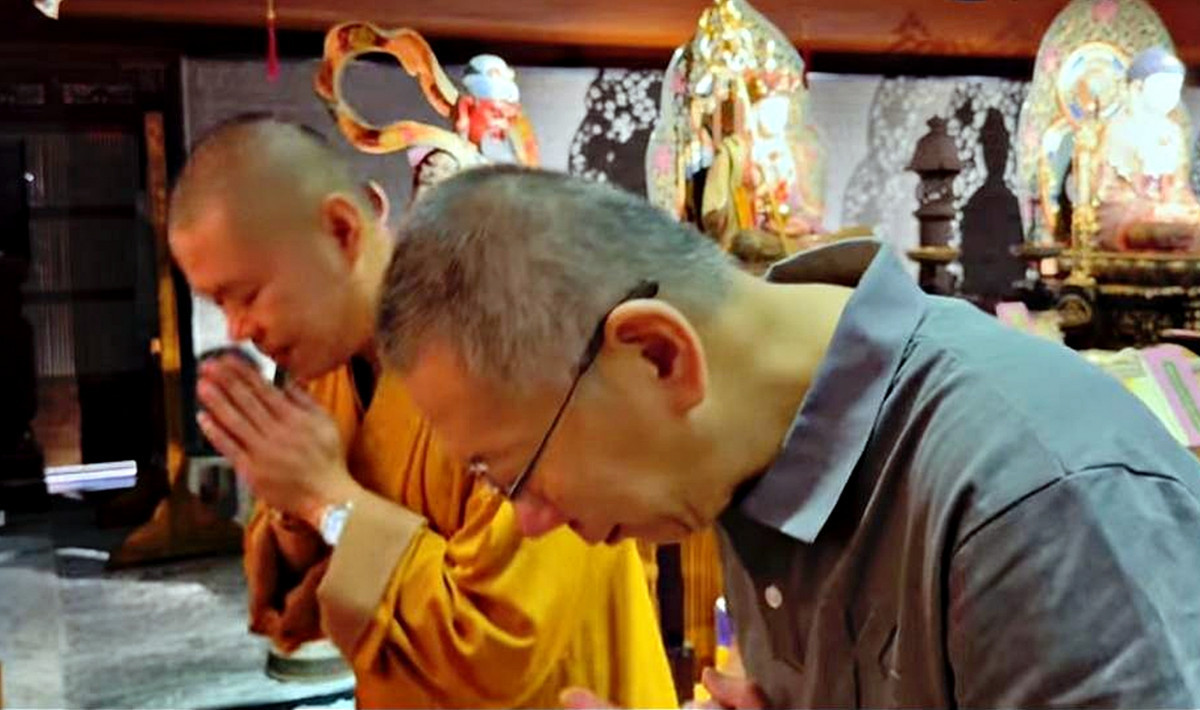 柯文哲到宏願大千世界 祭拜父親牌位
