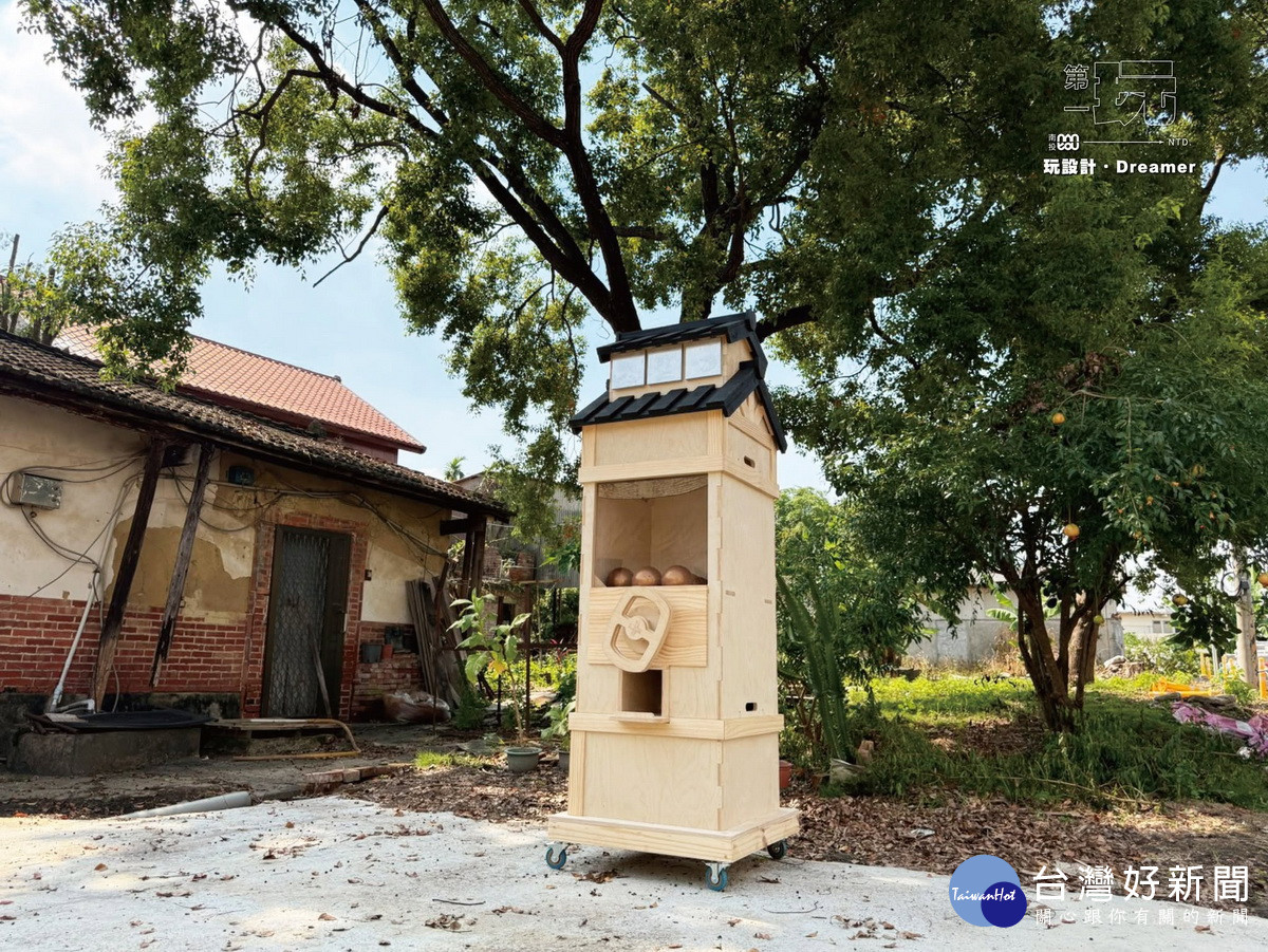 東草沒菸草-大阪式菸樓造型扭蛋機獲第一名。（縣府青發所提供）