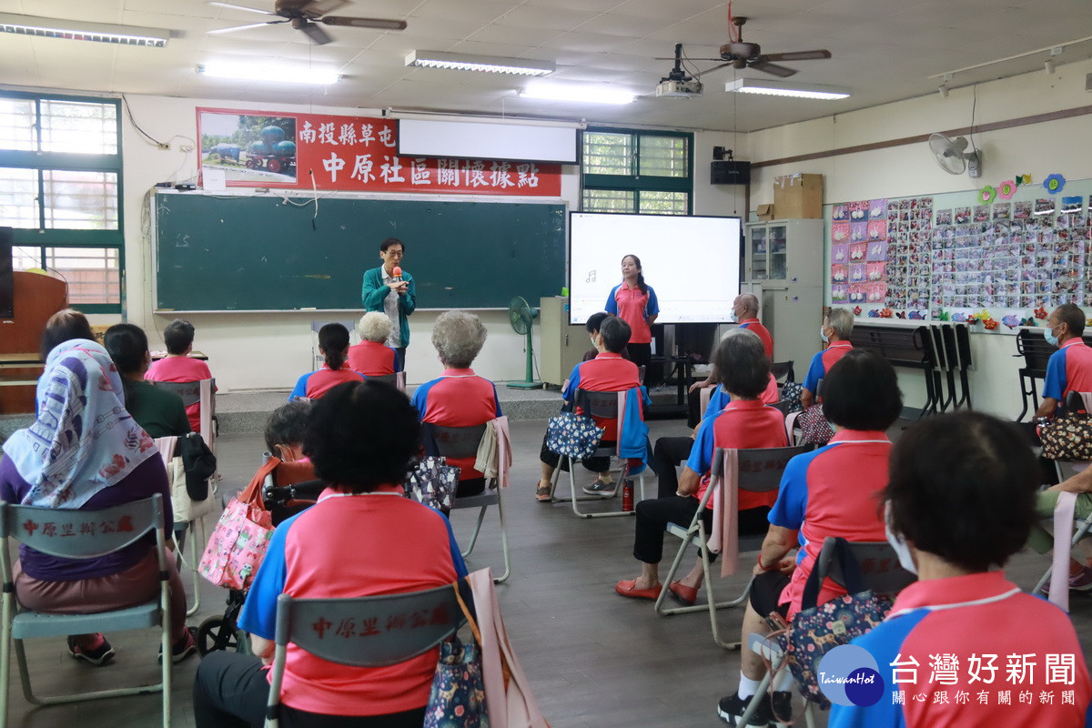 陳建中科長鼓勵大家踴躍出席社區活動。(記者扶小萍攝)