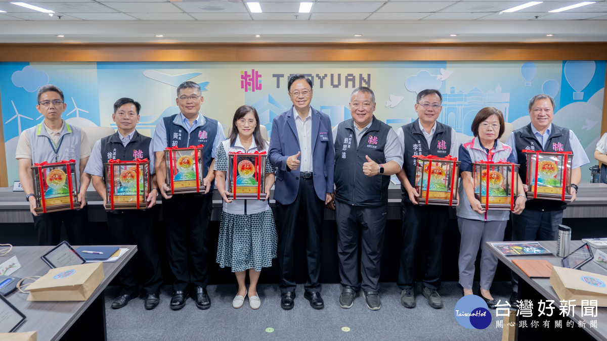 桃園市長張善政頒發「桃園市114年公立殯葬設施查核評鑑優等」獎牌予績優公所及市府殯葬管理所。