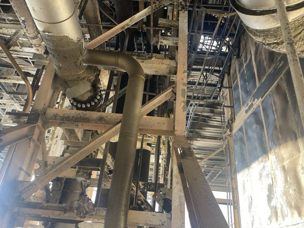 台電人員與相關工程團隊今(10)日赴興達電廠新2號機進行現場勘查,確認天然氣洩漏地點。(圖/台電提供)