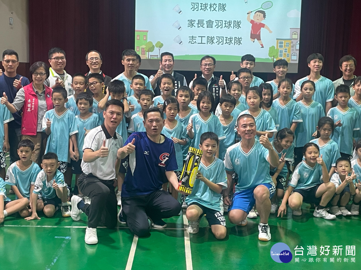 運彩公會支持基層羽球運動，捐贈台中大勇國小羽球隊5000顆球。