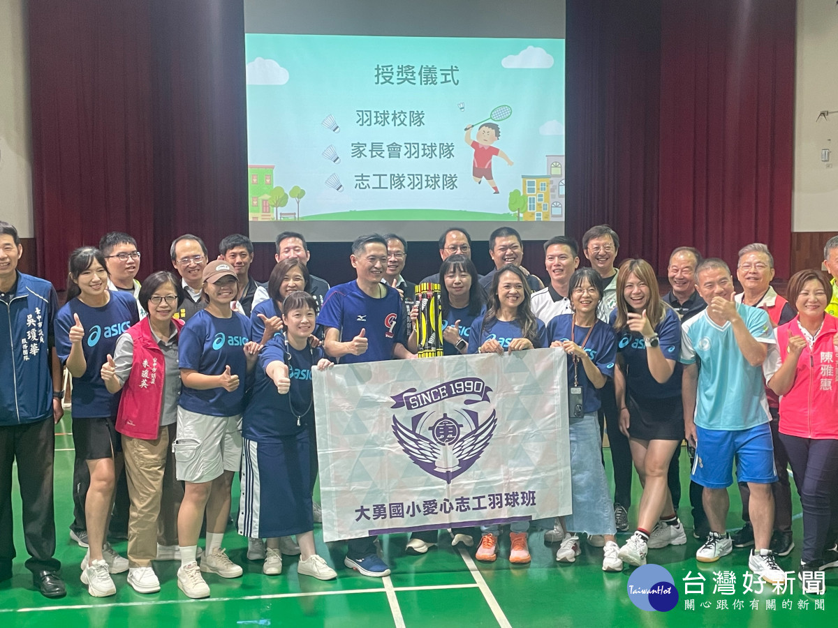運彩公會捐贈台中市大勇國小羽球隊5000顆球藍綠議員到場力挺。