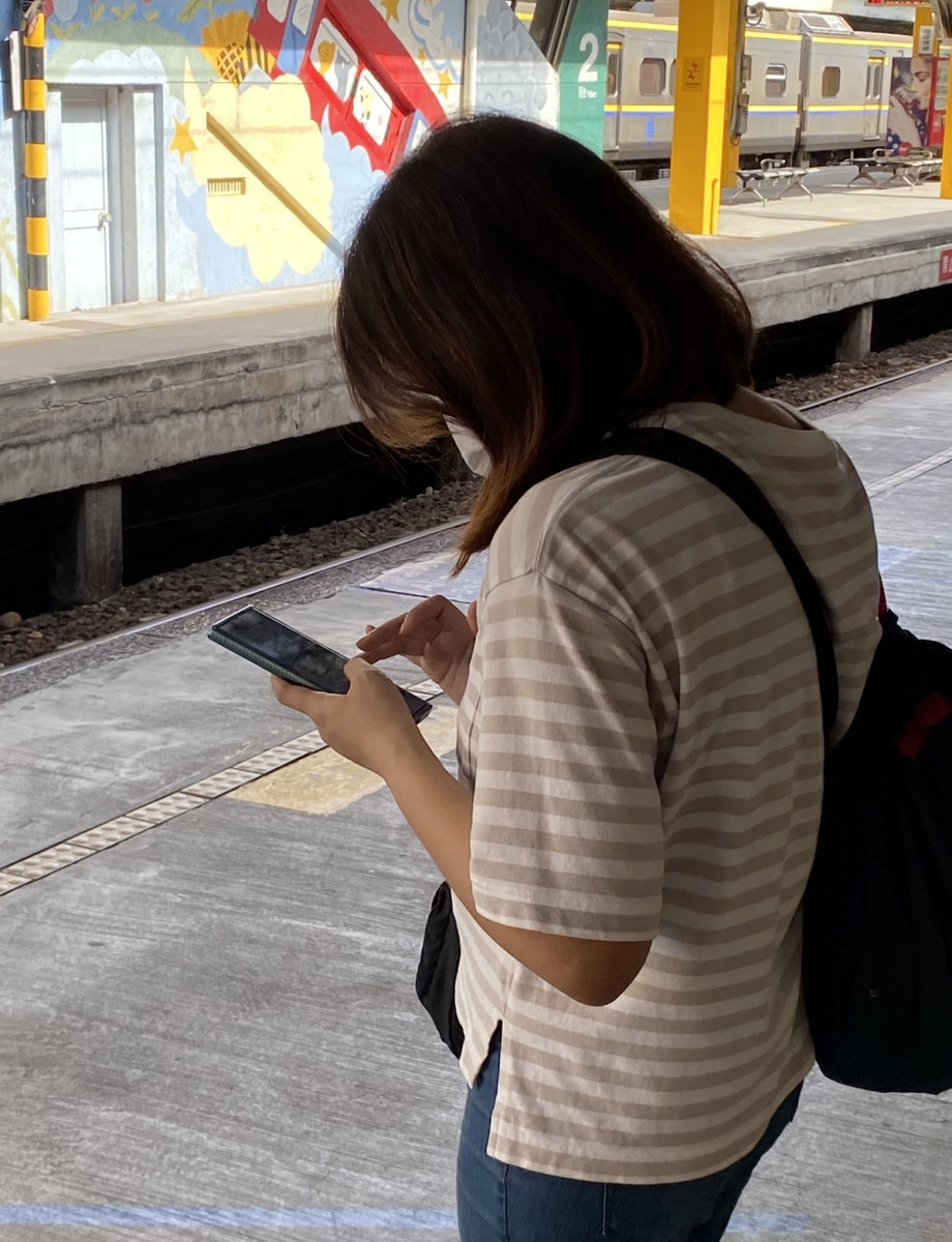 女大生長期滑手機頸椎提早老化  醫師提醒：低頭滑手機等同脖子掛著一顆保齡球