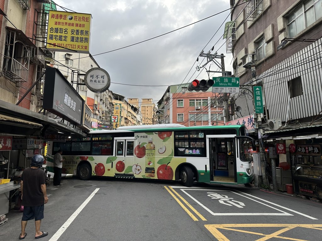 蘆洲學生專車轉彎自撞店家招牌 鐵架破窗插入車內卡路中
