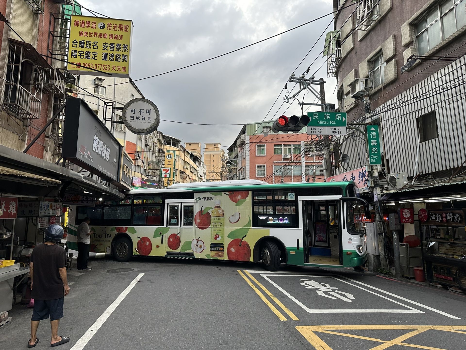 新北市蘆洲區民族路、信義路口,昨(9)日下午16時許發生1起公車自撞意外。