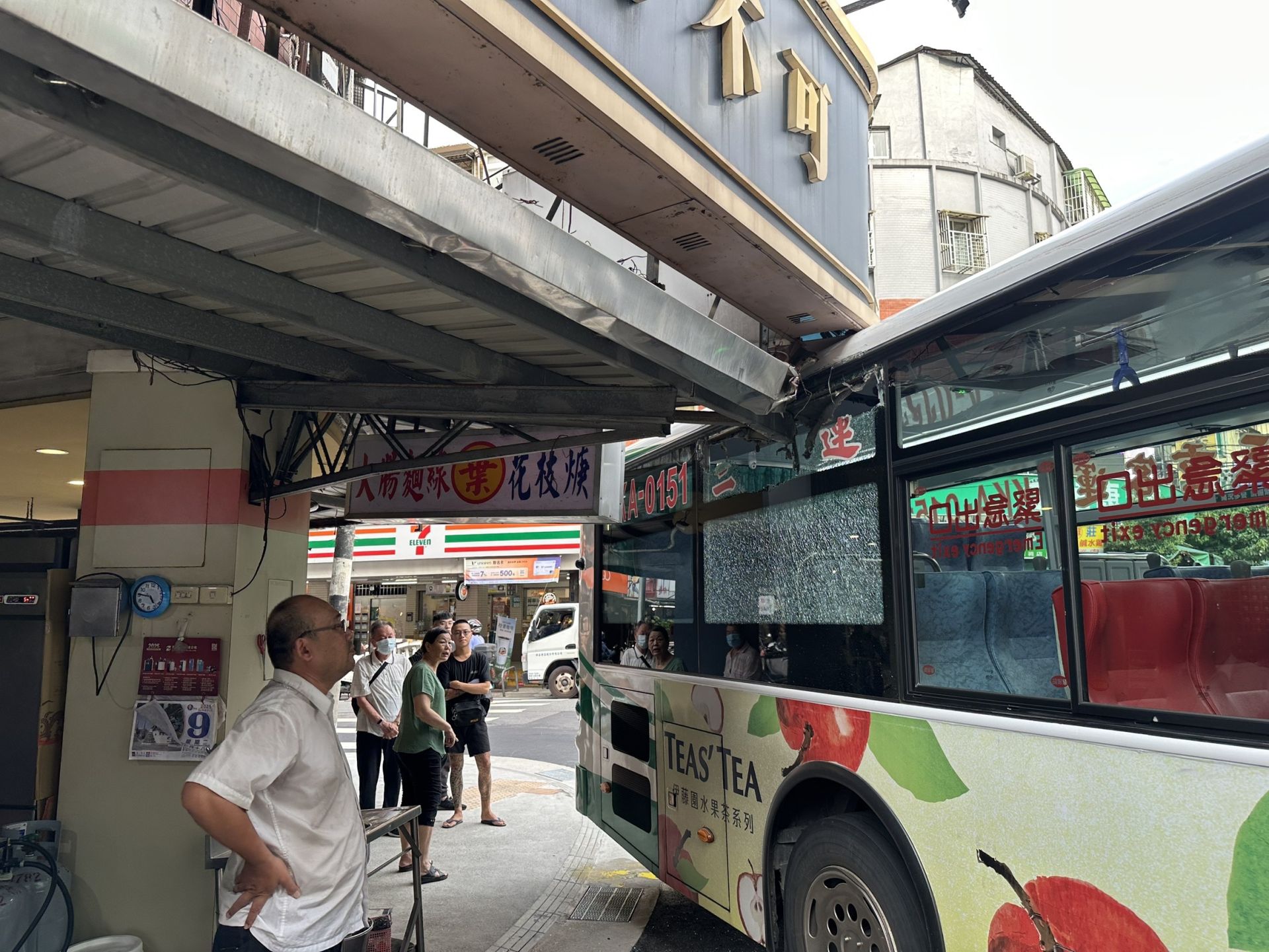 55歲林姓司機駕駛學生專車,轉彎時不慎擦撞到路旁店家的招牌,招牌的鐵架直接撞破玻璃,插入車內。