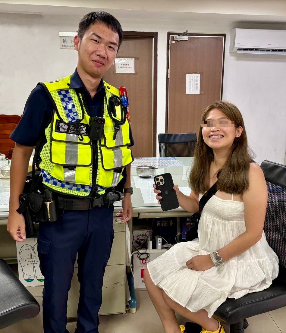 24歲菲律賓籍邱姓女子日前獨自來台旅遊,卻在野柳觀光時不慎將手機遺落在客運上,警方在短短40分鐘內就協助她找回手機,讓她破涕為笑。