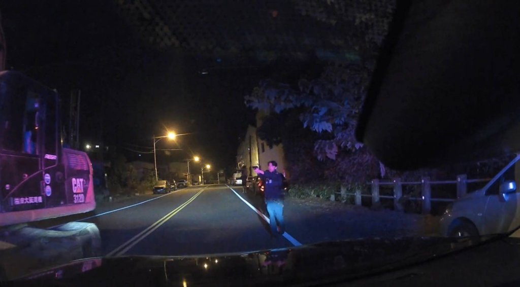 竹山街頭怪手暗夜暴走揮鏟斗襲警　警噴辣椒水掏槍逮人