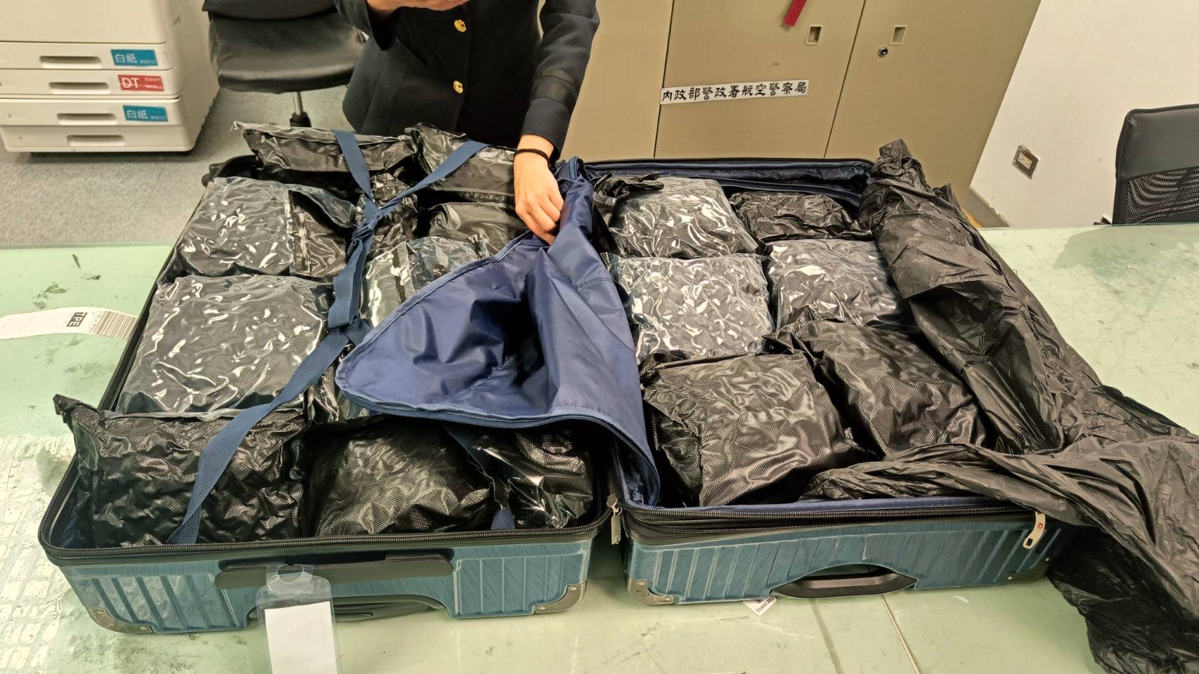 航警局與關務署在桃園國際機場執行入境旅客託運行李X光儀檢查時,發現37歲P姓泰籍女子的1件託運行李箱影像有異。經開箱查驗,赫然發現裡面竟藏有26包大麻。