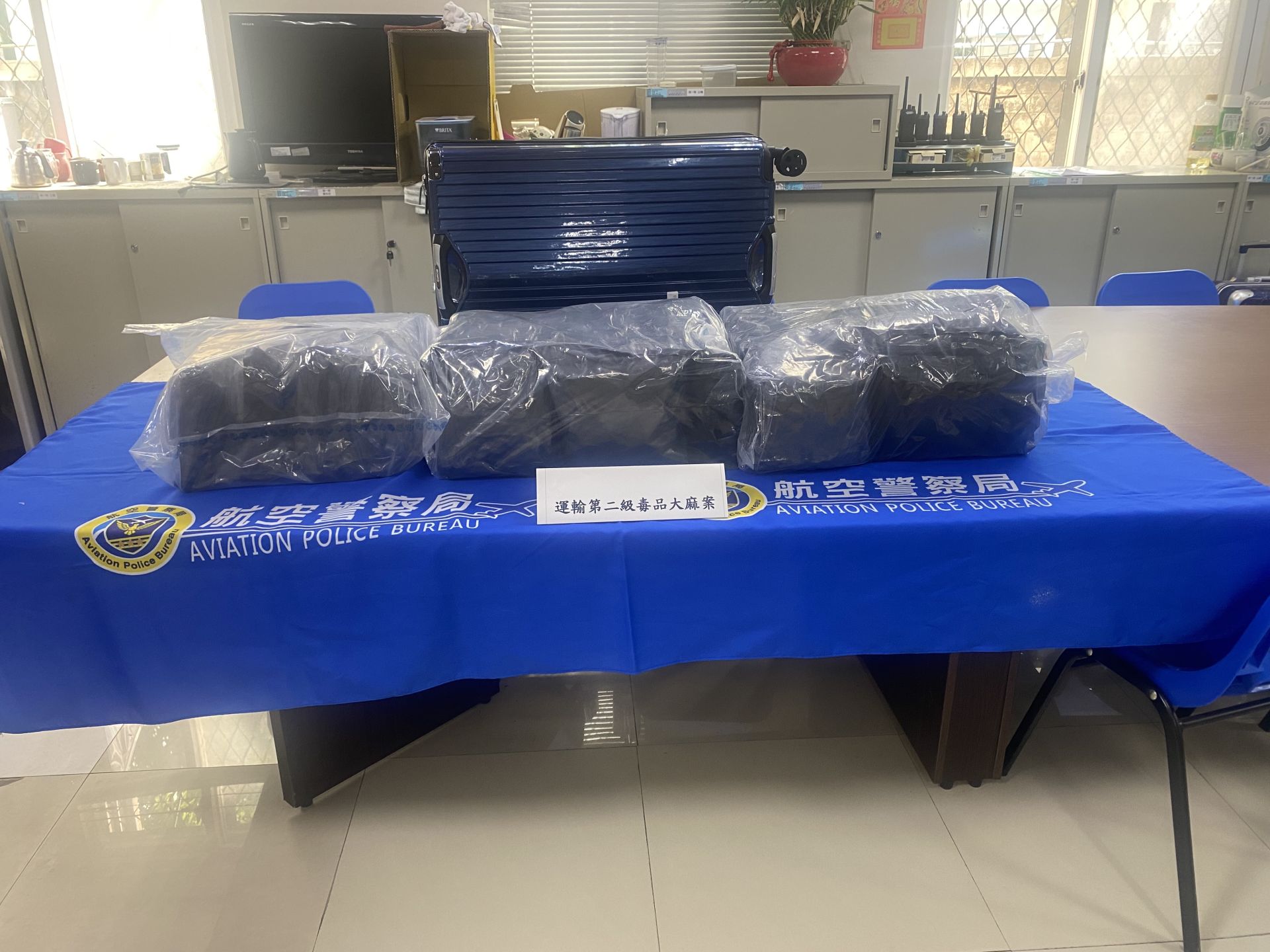 檢警查扣P女夾帶闖關的26包大麻,毛重達15.039公斤。