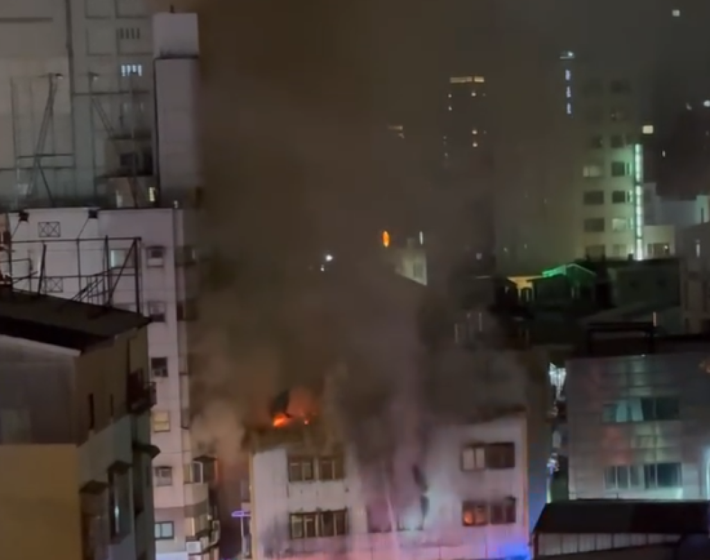 台中暗夜火警!1至3樓全面燃燒 火煙冒出夾雜爆炸聲