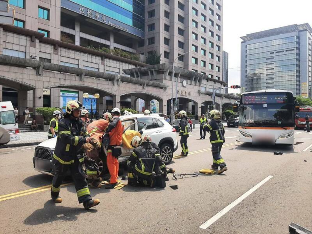 快訊有片/撞擊畫面曝光!板橋車站前車禍-公車追撞多元計程車釀3傷