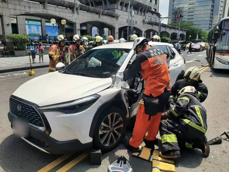 計程車車門扭曲變形,車上包含司機在內共3人受困。