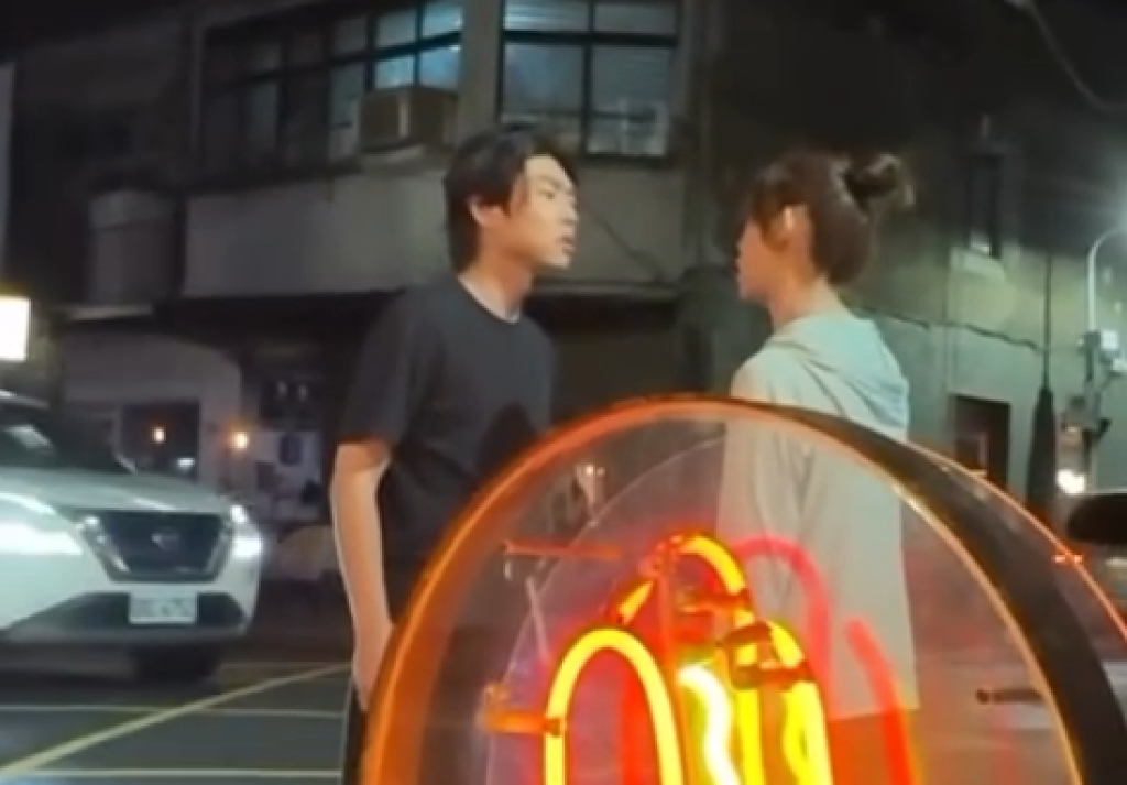 影/情侶台北街頭偶像劇式吵架?女:「老公剛死你就要約我」男:「你就是我的女主角」 2人相擁離開