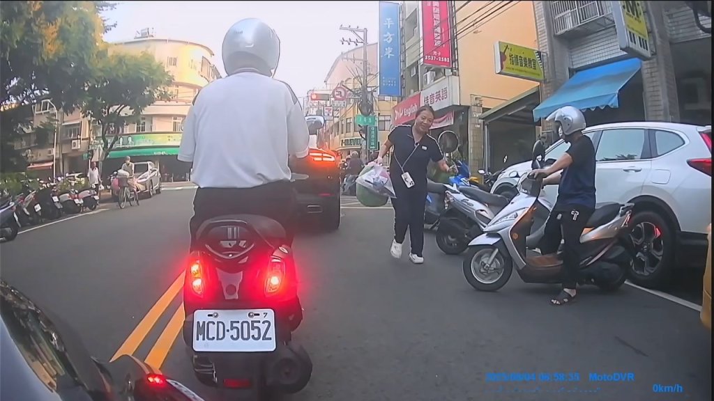 影/保時捷停路中間倒垃圾!女駕駛無視綠燈下車拿兩大包丟 騎士怒:太誇張了