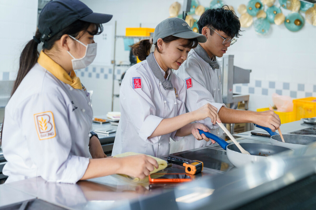 ▲舊振南與高雄餐旅大學合作推動「漢餅技藝與創新課程」，教授學生從製作基礎到產品開發的完整流程，課程亦引進文化講師，從技術到美學全方位培育漢餅烘焙專才。（圖/舊振南提供）