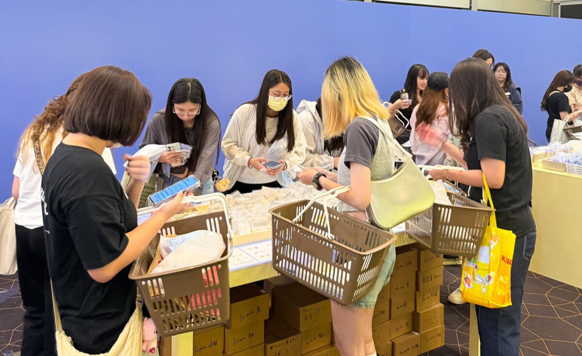 ▲海外快閃店限定!粉絲不能錯過的必買周邊DIY手作鑰匙圈。（圖/新光三越高雄左營店提供）