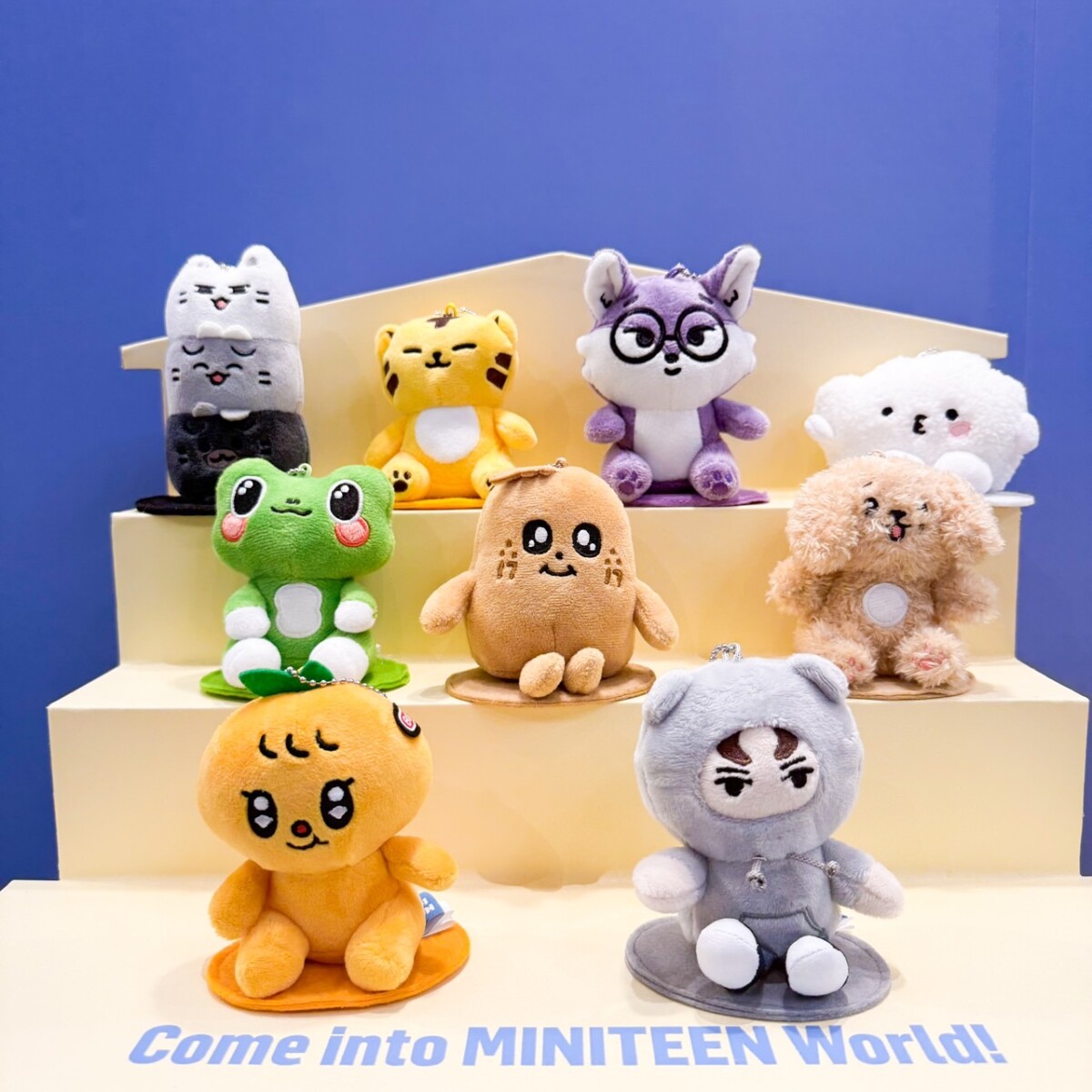 ▲SEVENTEEN_官方角色《MINITEEN》13位Q版角色萌翻新光三越高雄左營店。（圖/新光三越高雄左營店提供）