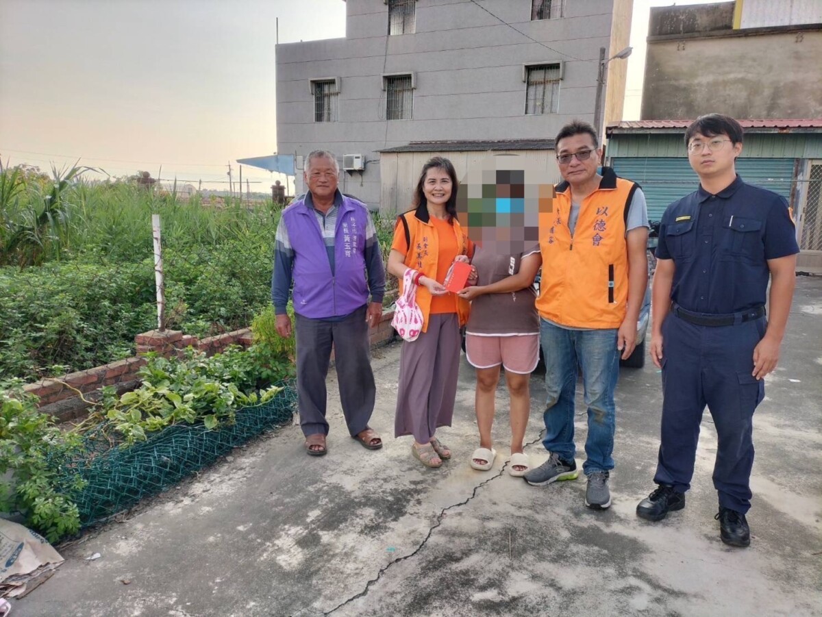 嘉義縣警察局朴子分局協助遭逮通緝犯,請以德會慈善團體,提供救助金稍解其家庭困境,感受社會溫暖。(圖/朴子分局提供)