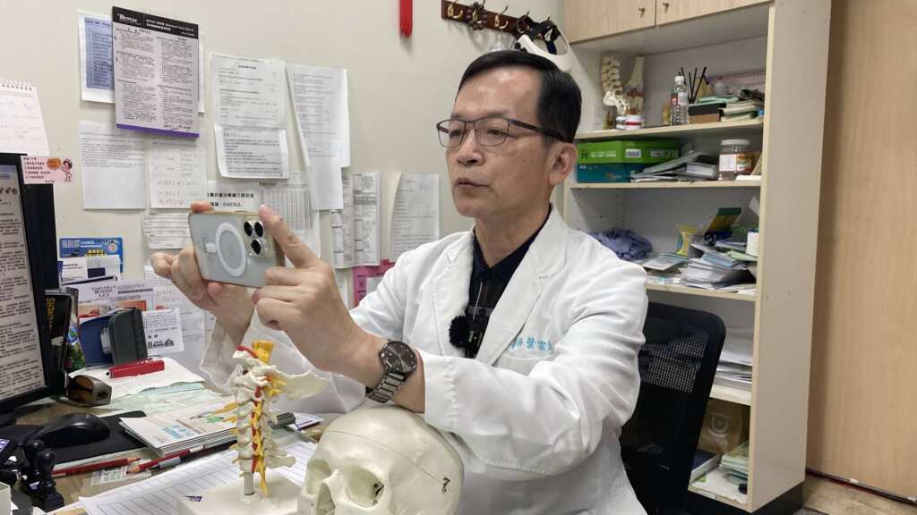 ▲員榮醫院神經內科主任葉宗勳醫師示範正確看手機的姿勢。(員榮醫院提供)