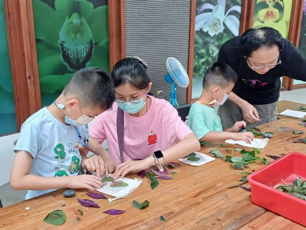 ▲親子一同完成拓印創作。