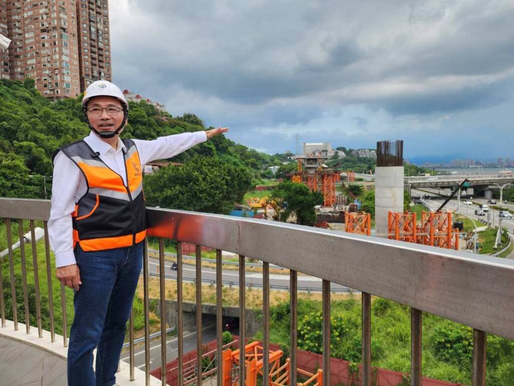 ▲淡北道路的線型輪廓已逐步成形,侯友宜市長對於施工團隊全力穩定推動工程表示欣慰,期勉團隊戮力精進為重大工程奠定良好基礎。
