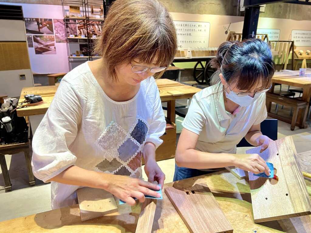 ▲健康旅遊新亮點!捷絲旅台南虎山館推出敲敲椅木作DIY專案,住宿結合工藝療癒。(記者蘇彩娥攝)