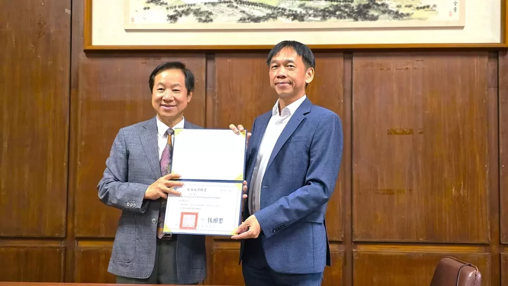 「台股多頭總司令」張錫受聘東海大學財金系客座教授，今日舉行聘任儀式，由張國恩校長親自頒發聘書。（圖/陳惠玲攝影）