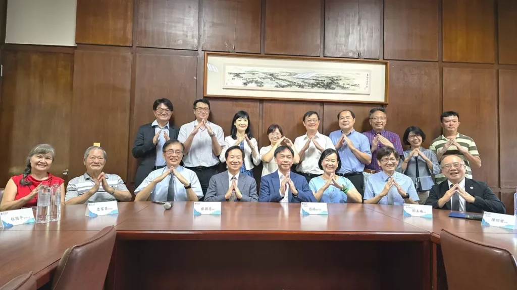 被譽為「台股多頭總司令」的前國泰投信董事長張錫，退休僅一個月便宣佈重返母校東海大學，受聘為財務金融系客座教授。（圖/陳惠玲攝影）