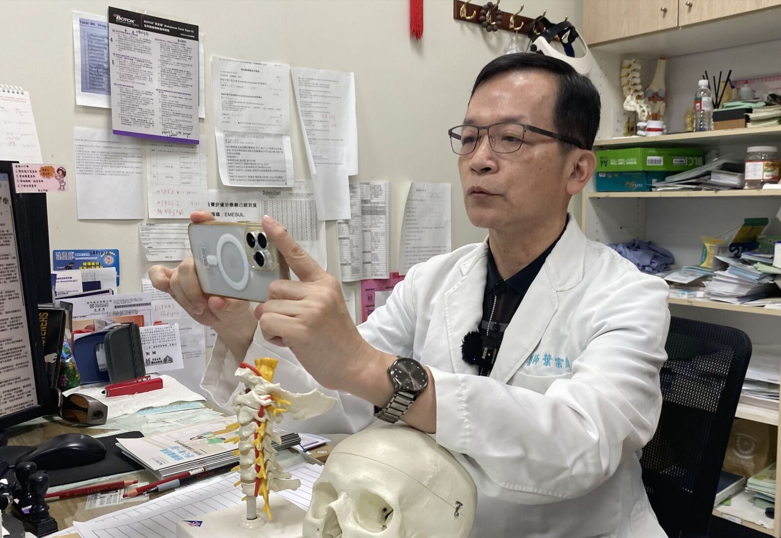 20歲女猛滑手機「脖子像掛保齡球」 冒二症狀頸椎已退化如60歲! 218 20歲女猛滑手機「脖子像掛保齡球」 冒二症狀頸椎已退化如60歲! 217