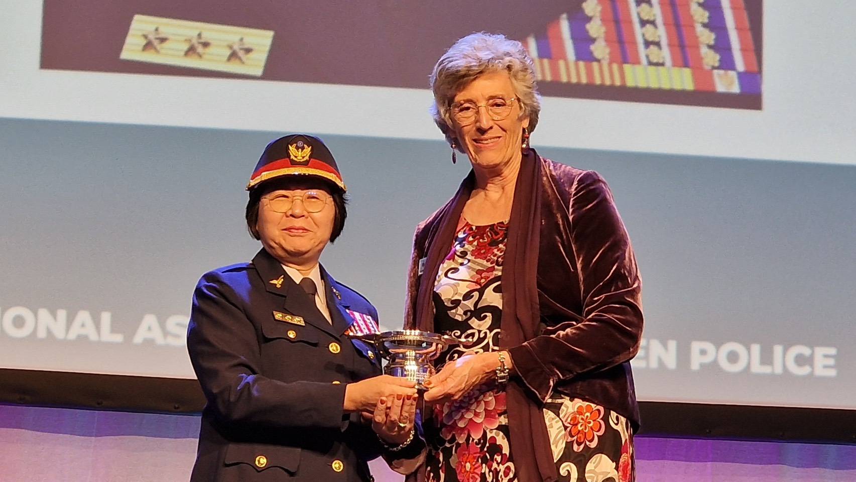 廖美鈴獲IAWP領導統御獎 感性致詞:榮耀屬於所有台灣警察 220 廖美鈴獲IAWP領導統御獎 感性致詞:榮耀屬於所有台灣警察 219