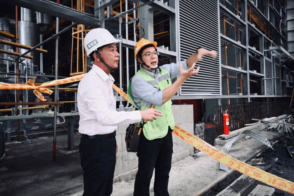 親赴興達電廠關心 許智傑遇「小插曲」:台電應嚴格遵守3原則 215 照片來源:許智傑臉書及影片截圖