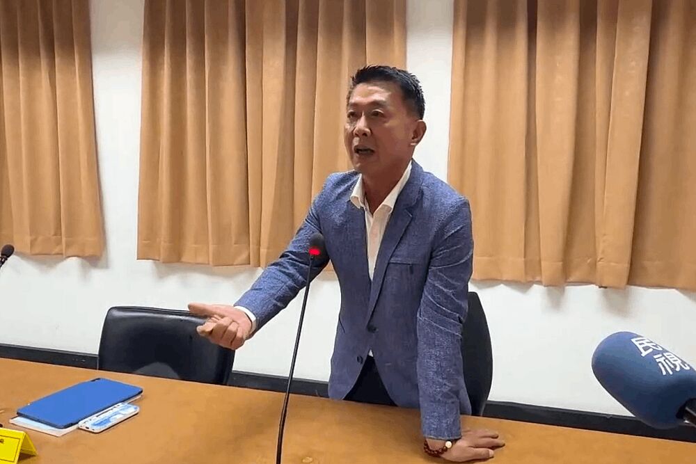 親赴興達電廠關心 許智傑遇「小插曲」:台電應嚴格遵守3原則 216 照片來源:許智傑臉書及影片截圖