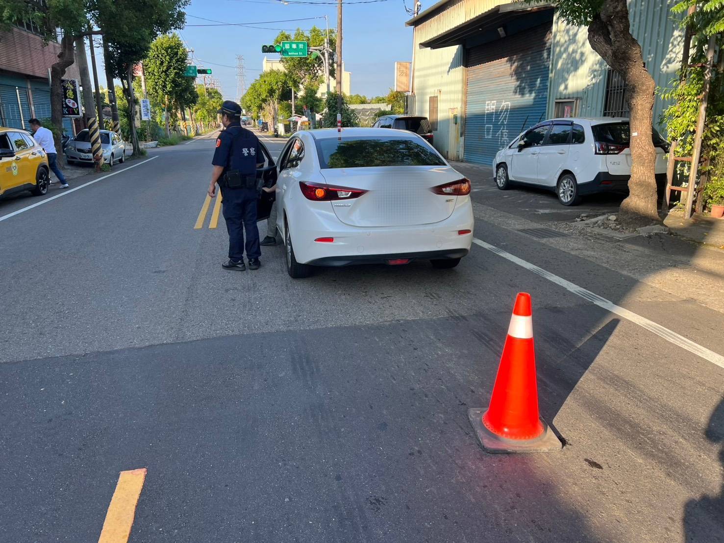 駕駛車道拋錨動彈不得 八德警及時伸援手助脫困 861283 0