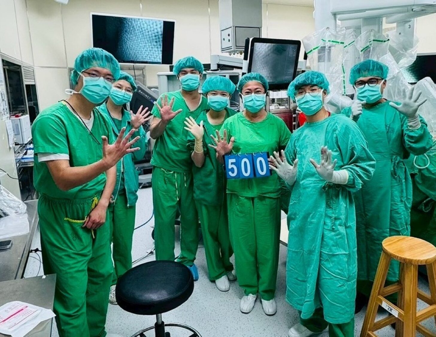 新竹臺大分院醫療團隊慶祝完成第 500 台達文西手術，展現醫院在高難度外科與精準醫療上的持續突破與里程碑。（圖/記者張家燁翻攝）