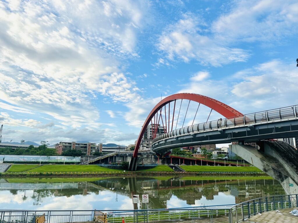 錫口碼頭沿著親水步道徐行，可遠眺彩虹橋與基隆河畔景色，成為都市漫遊與休憩的新亮點。(圖/風傳媒攝影)